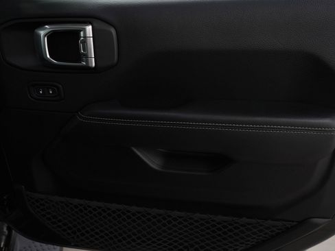 Used 2018 Jeep Wrangler Unlimited Sahara AWD/4WD image 9