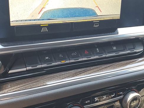 Certified 2025 Chevrolet Silverado 1500 LT AWD/4WD image 19