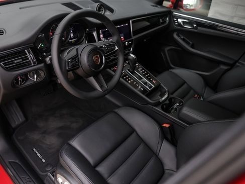 Certified 2025 Porsche Macan AWD/4WD image 4