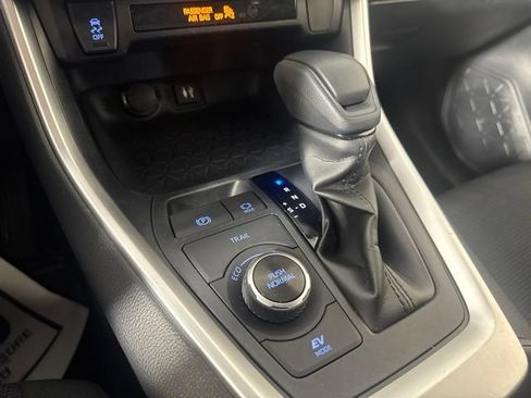 Used 2019 Toyota RAV4 LE w/ Carpet Mat Package AWD/4WD image 17