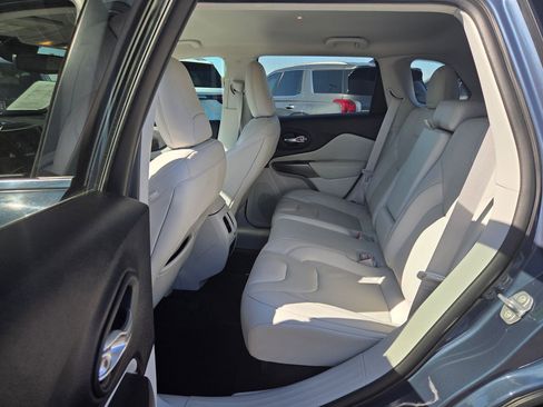 Used 2021 Jeep Cherokee Latitude Lux w/ Comfort/Convenience Group image 19