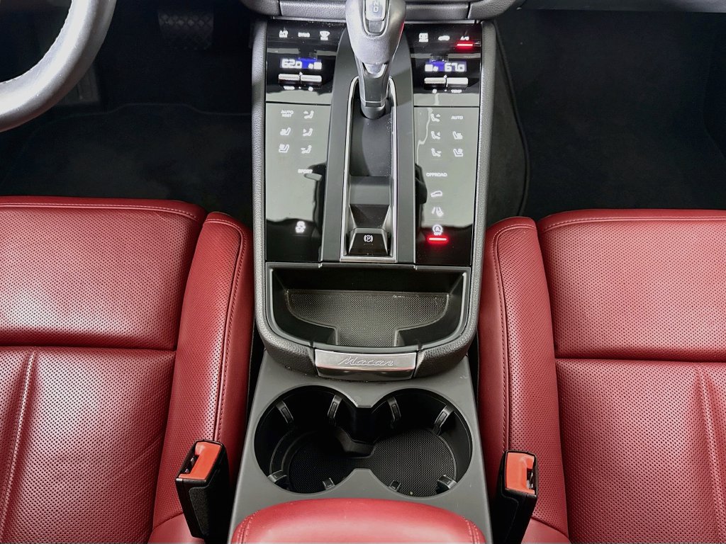 Certified 2025 Porsche Macan AWD/4WD image 16
