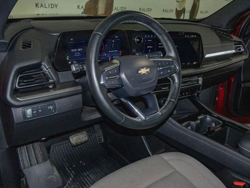 Used 2025 Chevrolet Traverse LT image 6