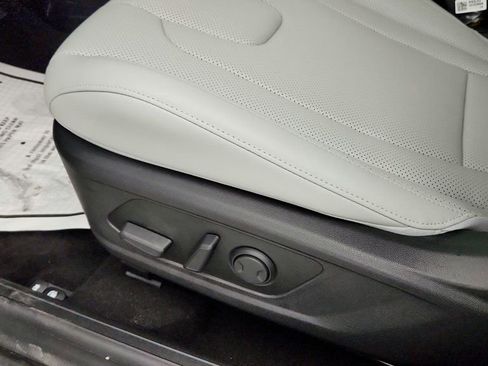 Used 2025 Hyundai Elantra Limited image 12