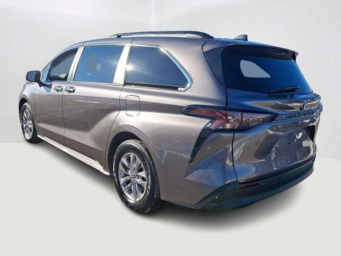 Certified 2024 Toyota Sienna XLE image 9