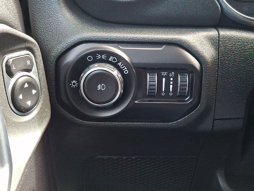 Used 2020 Jeep Wrangler Unlimited Sahara AWD/4WD image 27