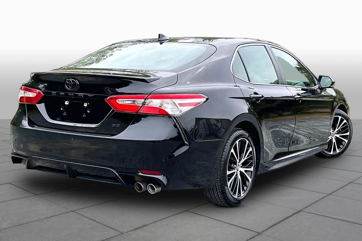 Used 2020 Toyota Camry SE w/ Convenience Package FWD image 13