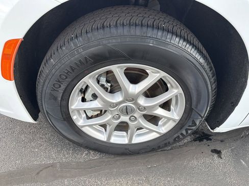 Used 2024 Chrysler Pacifica Touring-L FWD image 23