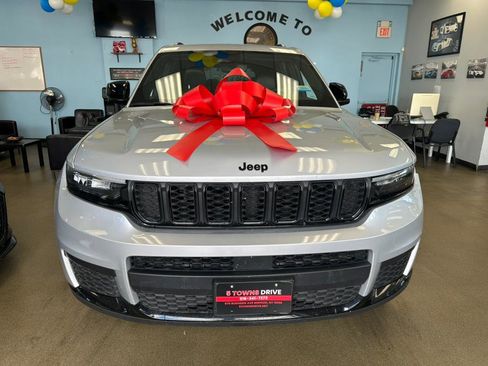 Used 2024 Jeep Grand Cherokee L Laredo image 3