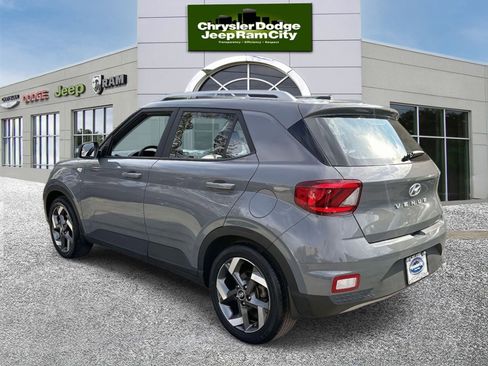 Used 2023 Hyundai Venue SEL FWD image 6