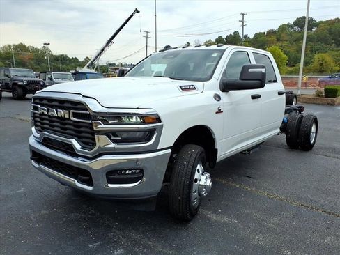 Used 2025 RAM 3500 Tradesman w/ Chrome Appearance Group image 17