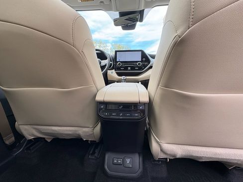 Used 2024 Toyota Highlander Platinum AWD/4WD image 32
