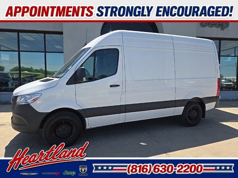 Used 2025 Mercedes-Benz Sprinter 2500 image 4