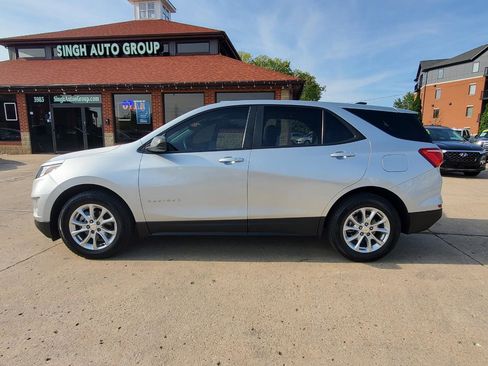 Used 2021 Chevrolet Equinox LS w/ LS Convenience Package FWD image 4