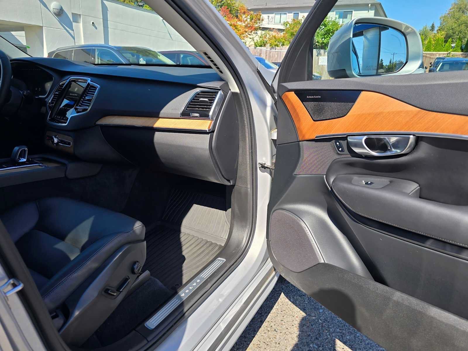 Used 2024 Volvo XC90 B6 Plus w/ Protection Package Premier AWD/4WD image 10