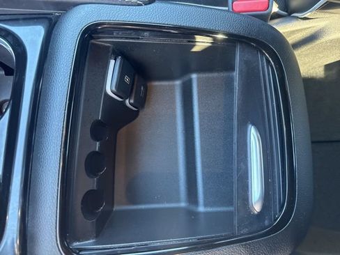 Used 2025 Chrysler Pacifica Limited FWD image 29