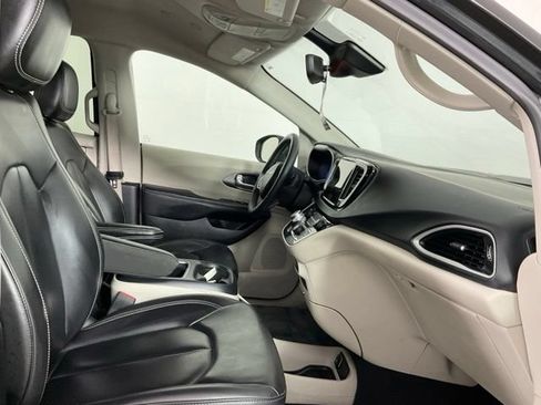 Used 2023 Chrysler Pacifica Touring-L FWD image 16