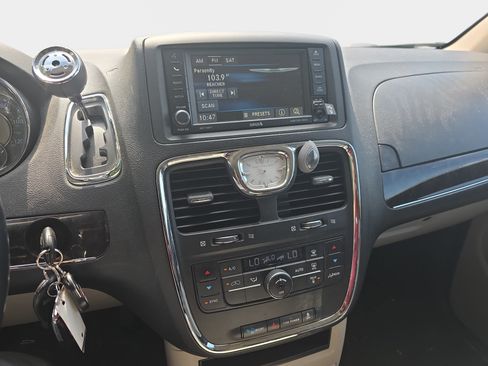 Used 2014 Chrysler Town & Country Touring FWD image 6