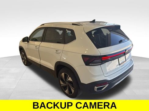 Used 2025 Volkswagen Taos SE w/ Panoramic Sunroof Package image 3