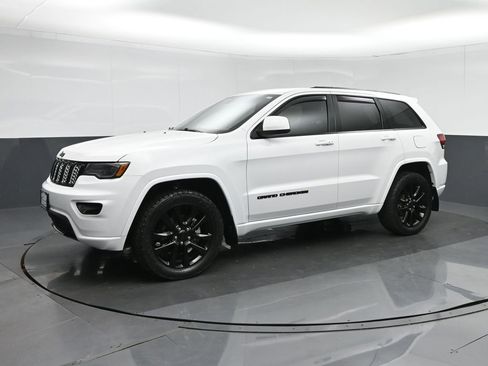 Used 2020 Jeep Grand Cherokee Altitude image 3