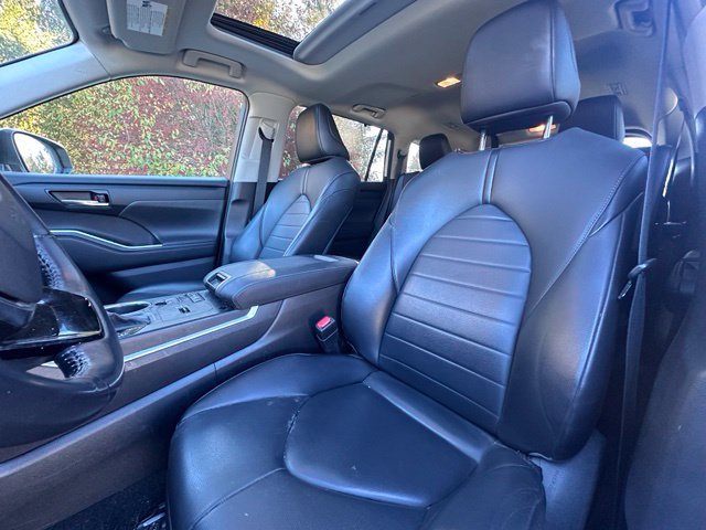 Used 2021 Toyota Highlander XLE AWD/4WD image 12