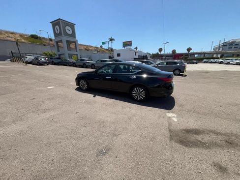 Used 2025 Nissan Altima 2.5 SV FWD image 13