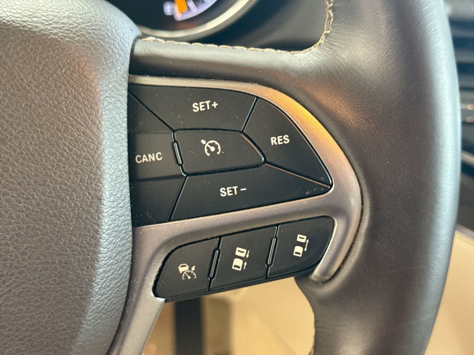 Used 2019 Jeep Grand Cherokee Overland AWD/4WD image 29
