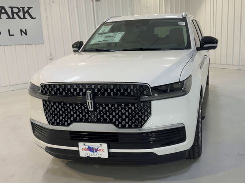 New 2026 Lincoln Navigator L Premier AWD/4WD image 4