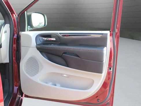 Used 2019 Dodge Grand Caravan SXT image 11