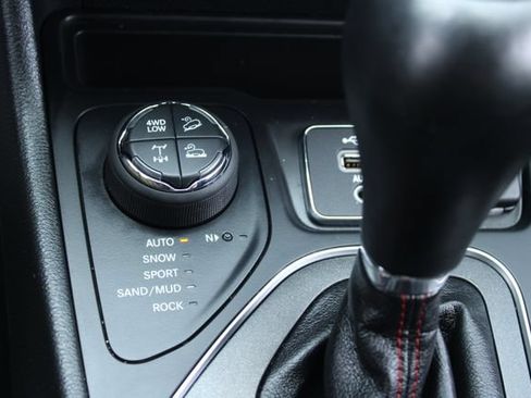 Used 2022 Jeep Cherokee Trailhawk AWD/4WD image 21