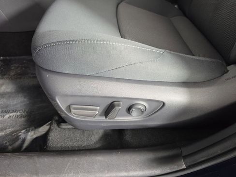 Used 2023 Toyota Venza LE AWD/4WD image 9