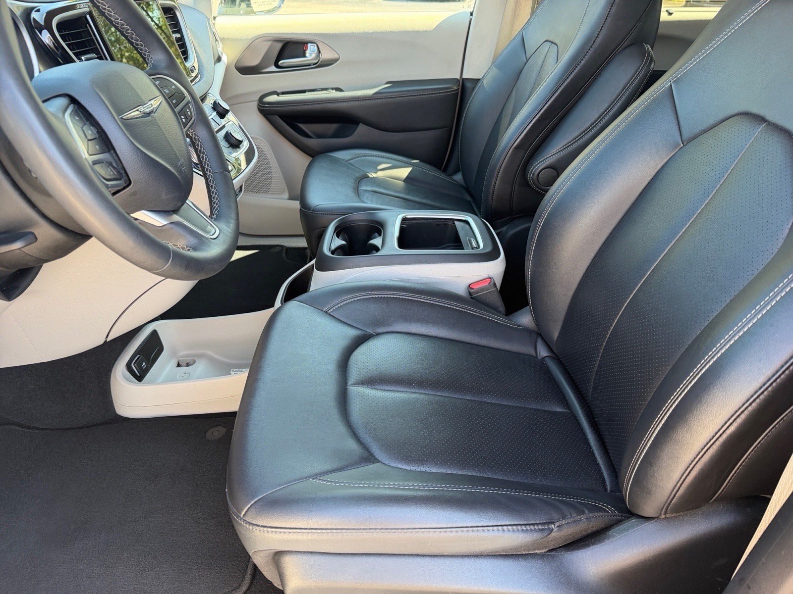 Used 2024 Chrysler Pacifica Touring-L FWD image 10