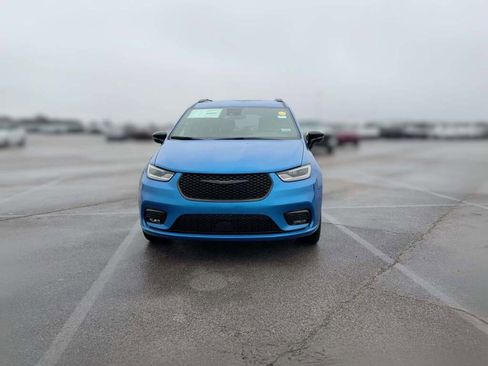 New 2026 Chrysler Pacifica Select image 2