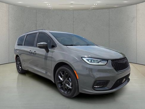 Used 2023 Chrysler Pacifica Touring-L w/ S Appearance Package AWD/4WD image 13
