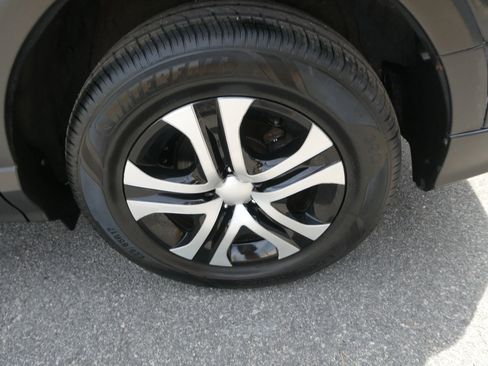 Used 2018 Toyota RAV4 LE AWD/4WD image 31