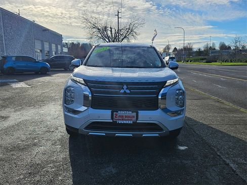 Used 2023 Mitsubishi Outlander SE image 2