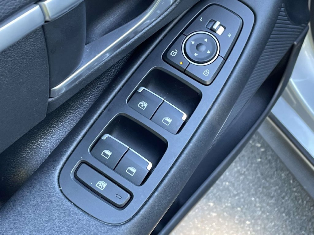 Used 2025 Hyundai Sonata SE FWD image 14
