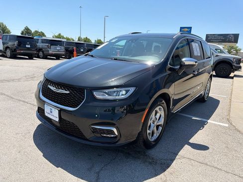 Used 2023 Chrysler Pacifica Limited FWD image 7
