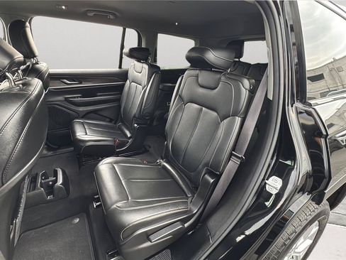Used 2023 Jeep Grand Cherokee L Limited AWD/4WD image 19