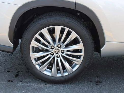 Used 2023 Toyota Highlander Platinum FWD image 8