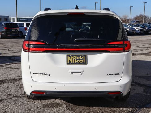 Used 2025 Chrysler Pacifica Limited image 5