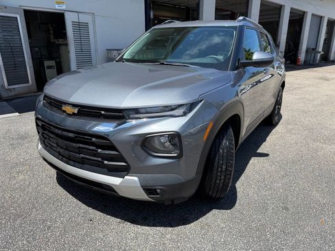 Used 2021 Chevrolet TrailBlazer LT w/ Convenience Package FWD image 3