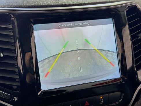 Used 2021 Jeep Cherokee Limited image 2