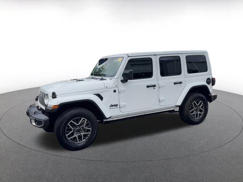 Used 2025 Jeep Wrangler Sahara image 7