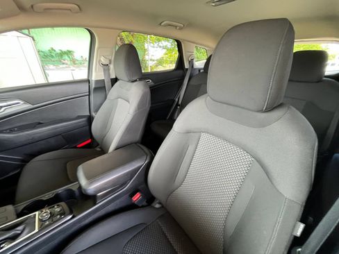 Used 2025 Kia Sportage LX FWD image 33
