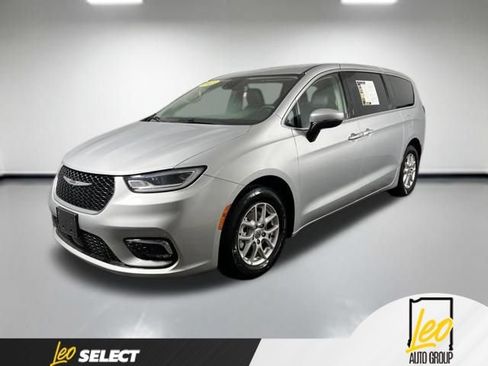 Used 2023 Chrysler Pacifica Touring-L FWD image 1