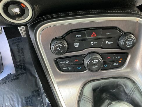 Used 2015 Dodge Challenger R/T RWD image 19