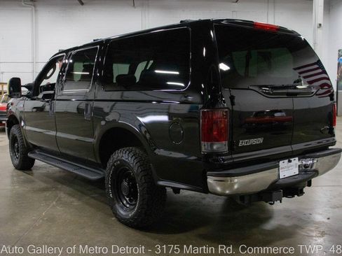 Used 2005 Ford Excursion XLT AWD/4WD image 4