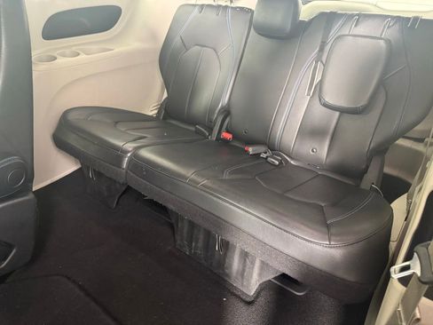 Used 2021 Chrysler Pacifica Touring-L w/ Uconnect Theater Family Group AWD/4WD image 14