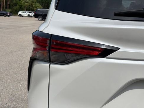 Used 2022 Toyota Sienna Limited FWD image 10